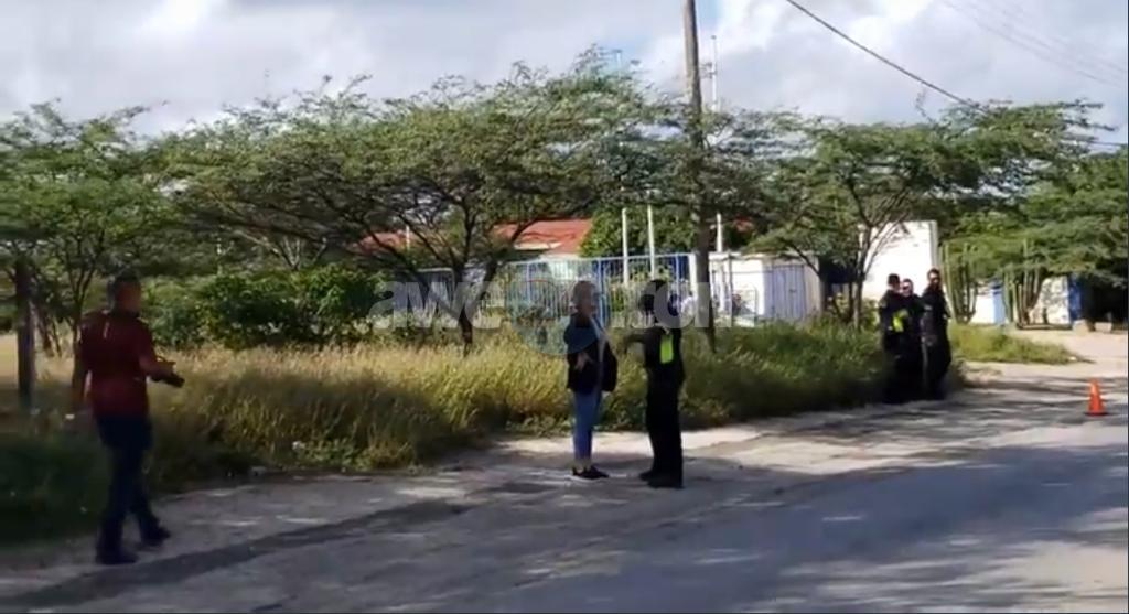 Losmento di tiro pariba di Rooi Manoonchi polis a haya varios huls riba ...