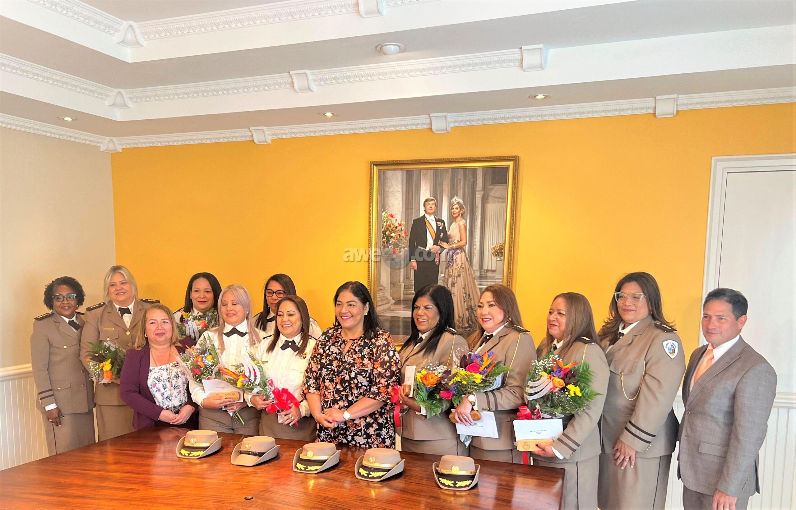 Departamento di Aduana ta felicita un grupo di colega cu a cumpli 30 ...