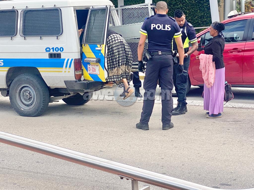 2 Dama a keda deteni pa autoridad na airport – AWE24.com Bo centro di ...