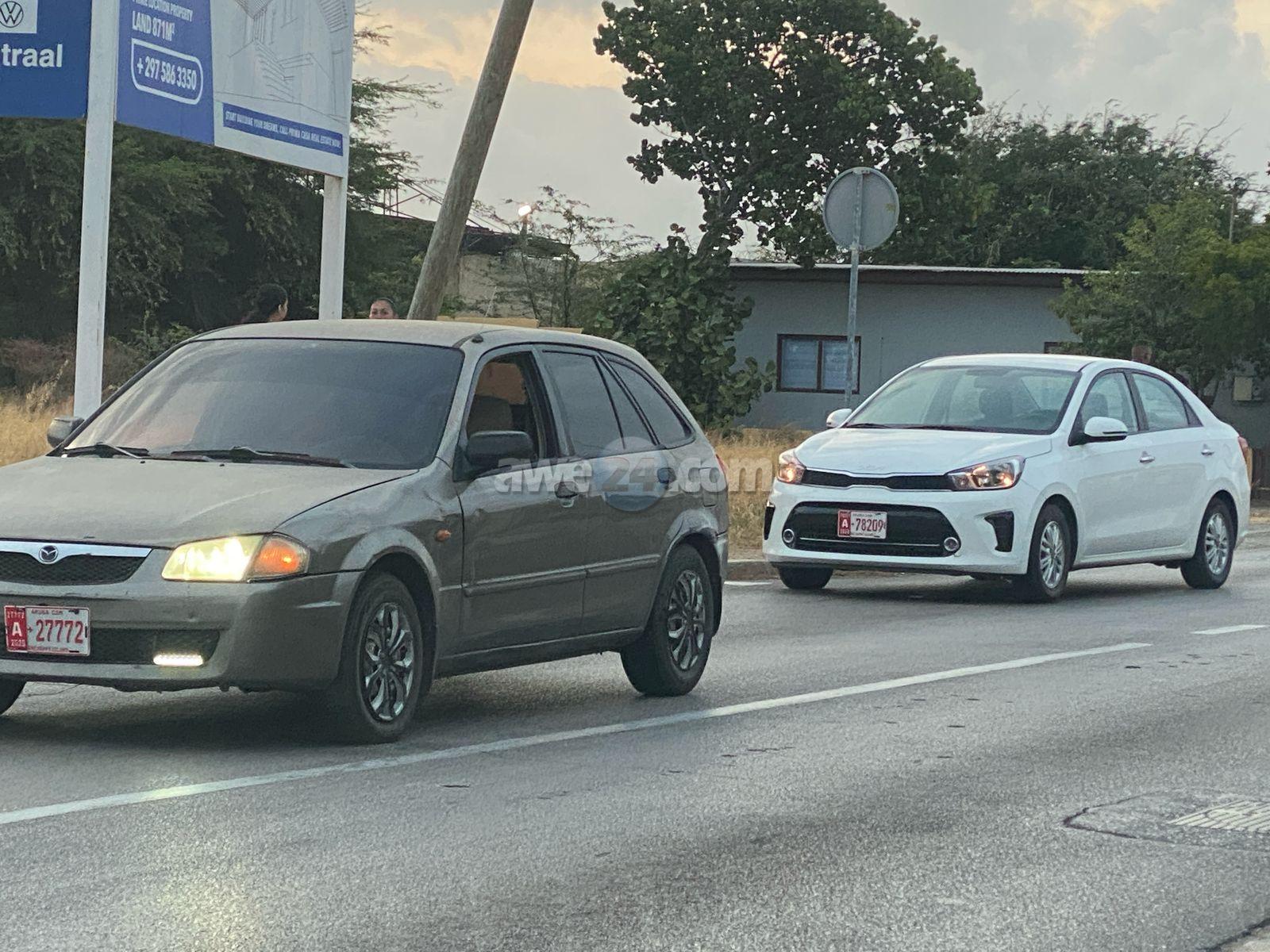 Chauffeur di un Kia Soluto no a regula su velocidad ni a mantene ...