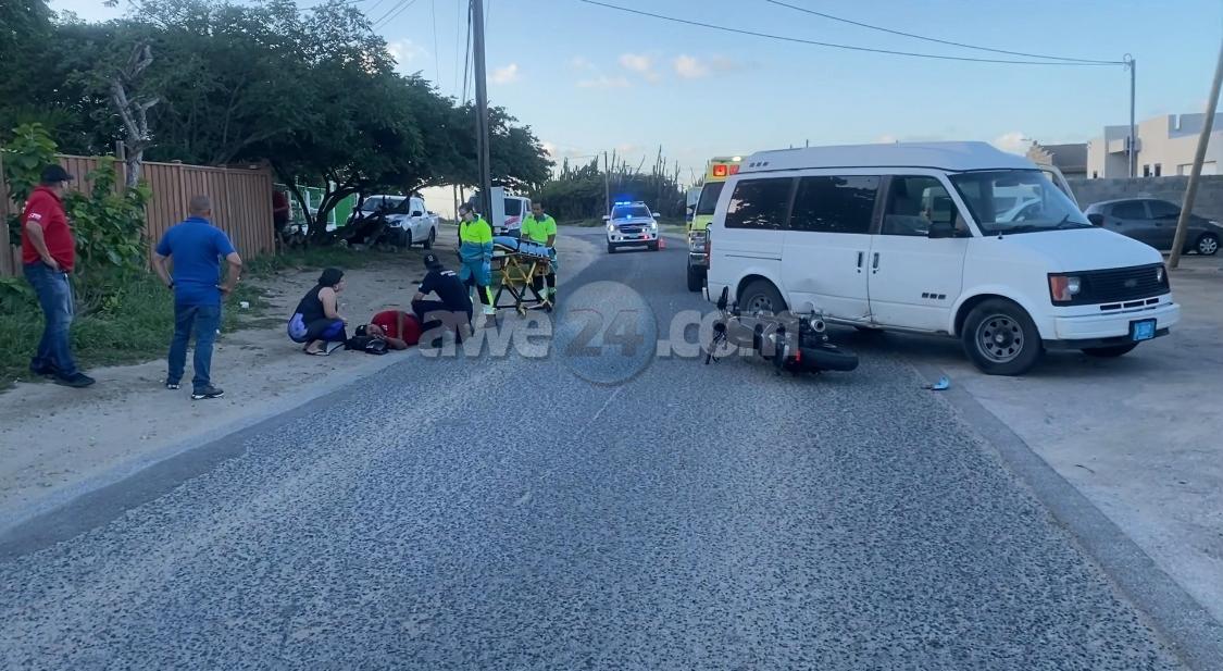 [VIDEO] Chevrolet van a di direccion contrario a lora dilanti di motociclista y esaki a bin dal riba dje