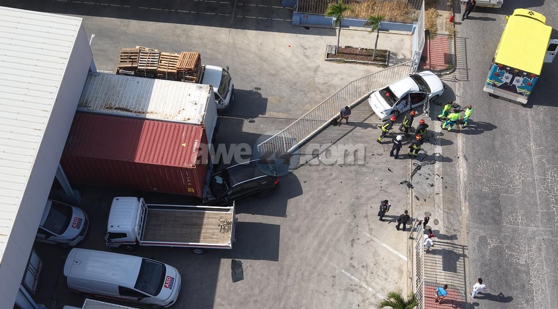 [VIDEO] Auto blauw a sali dilanti dal Lancer mande otro banda di caminda auto contrario a kita bay dal bao di container