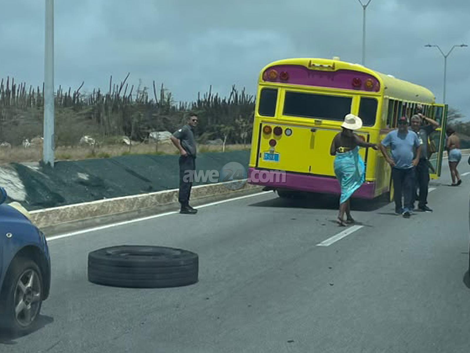 Tourist bus breaks down mid-road, blocking traffic across Aruba