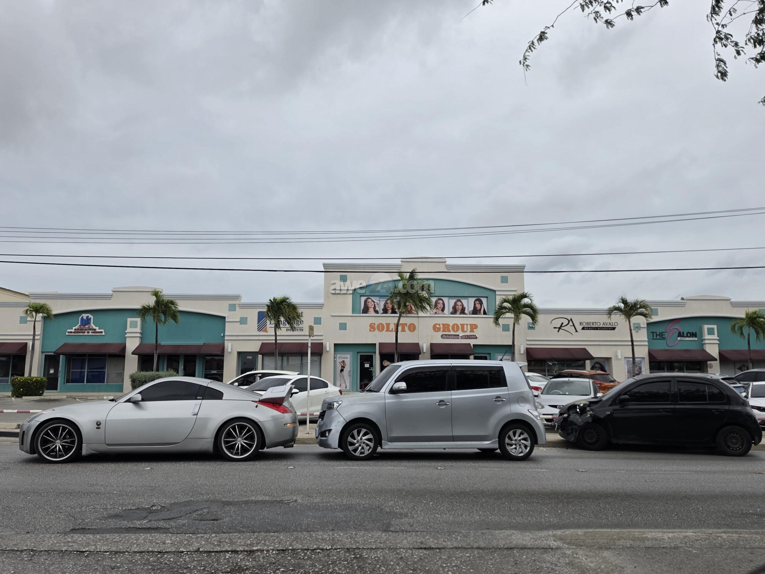 Accidente di cadena cu 3 auto envolvi dilanti Cayena Mall