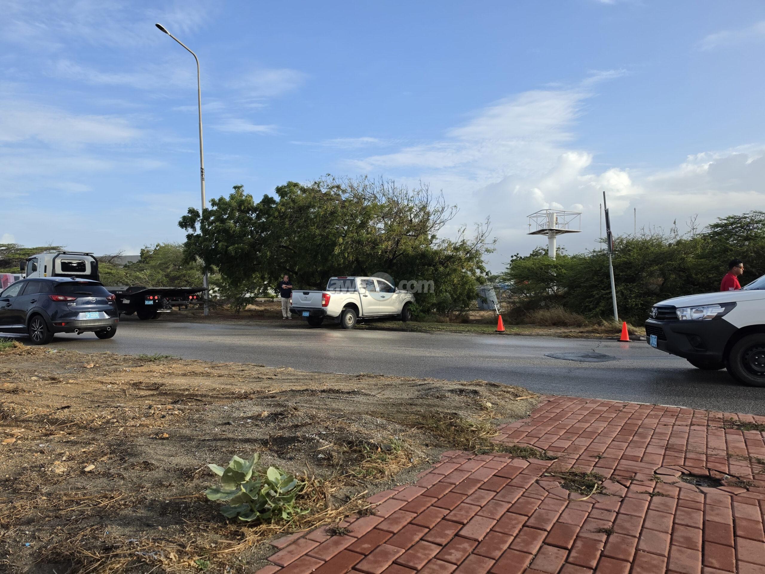 Despues di yobida chauffeur di pick-up a slip riba caminda muha di airport bay dal den e matanan.