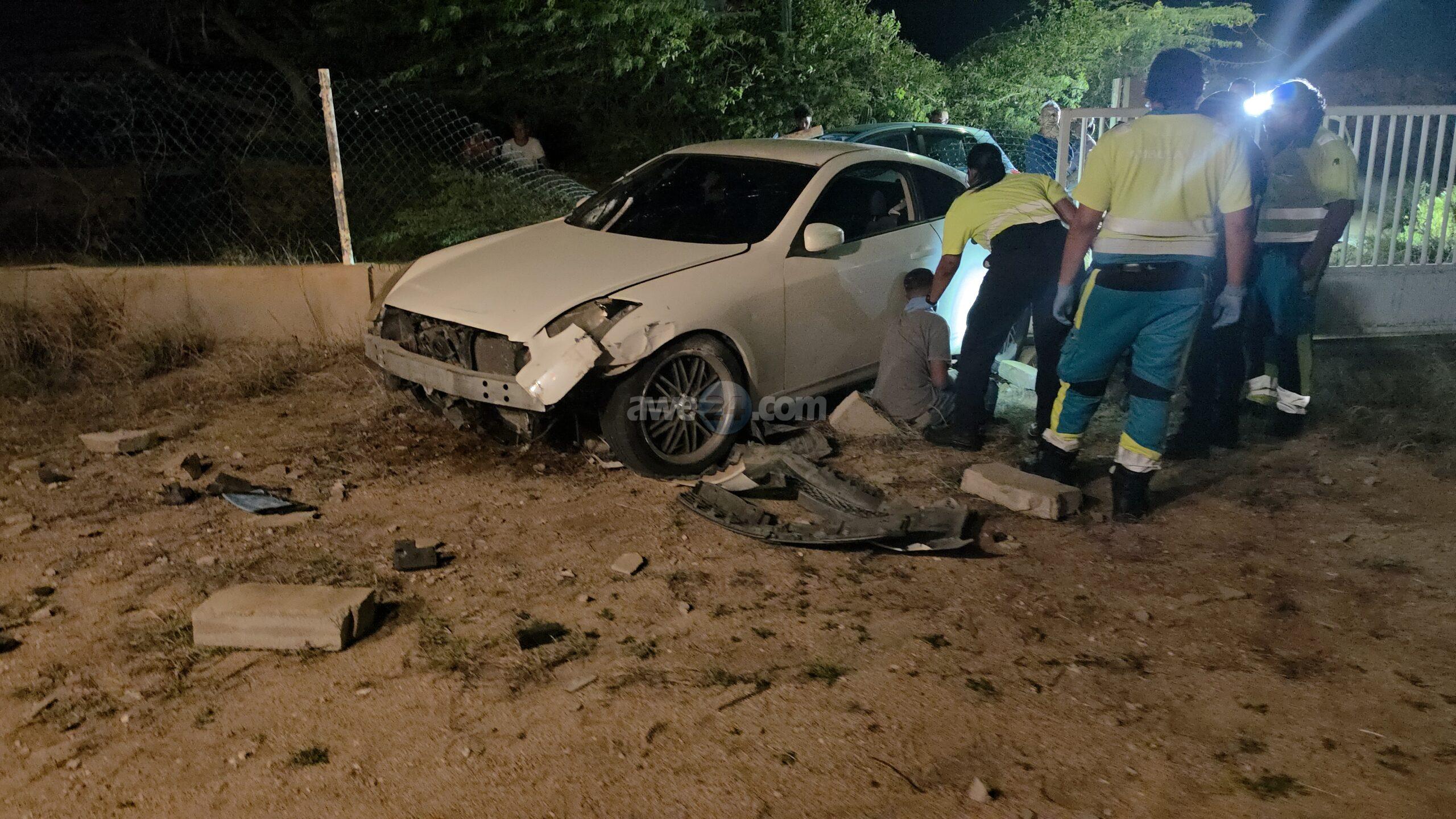 [VIDEO] Chauffeur a baha caminda dal auto y drenta un cura di cas na Rooi Bosal e chauffeur a resulta herida.