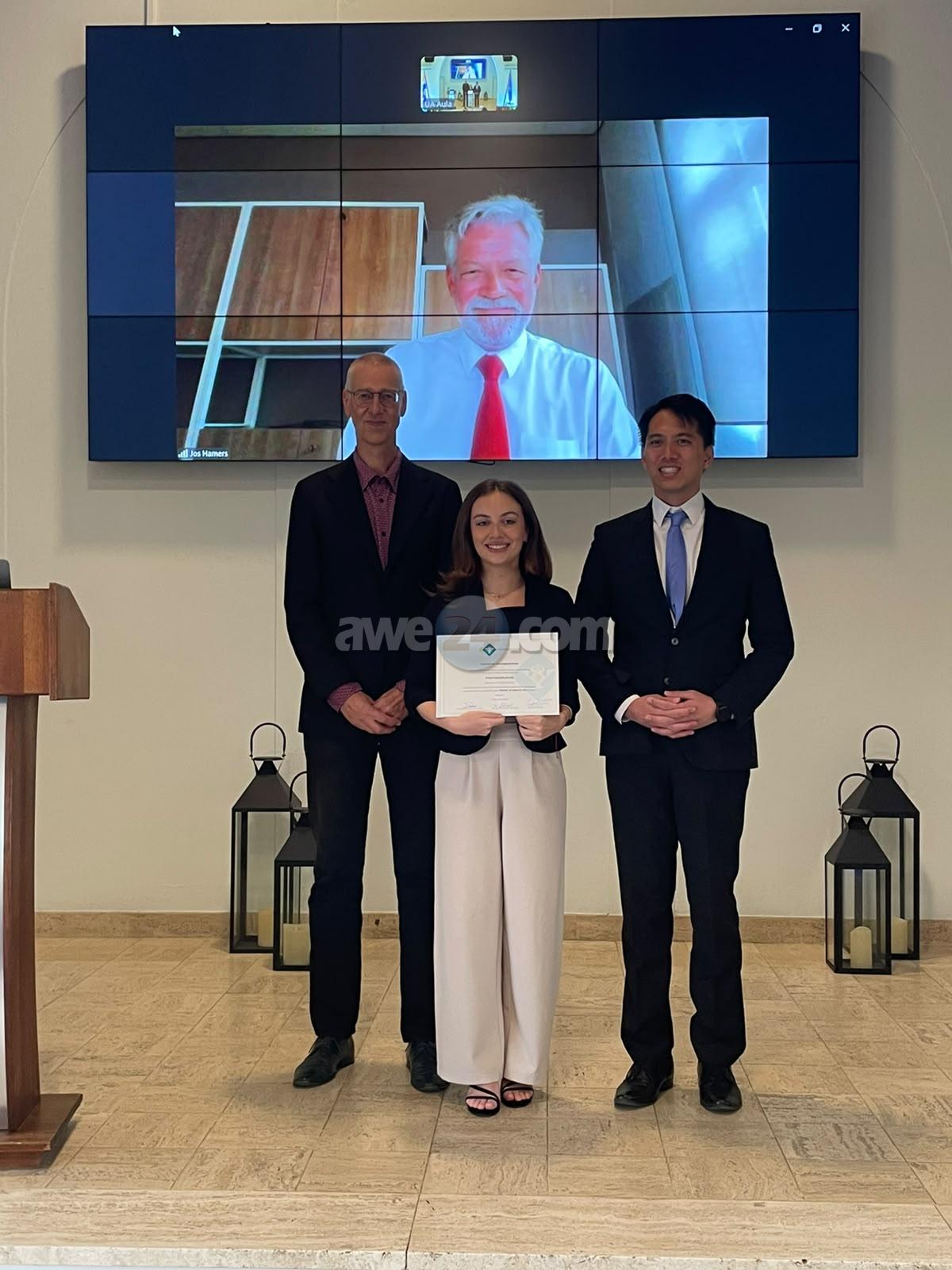 A gradua di Universidad di Aruba, Ariana Gabriella Arends.
