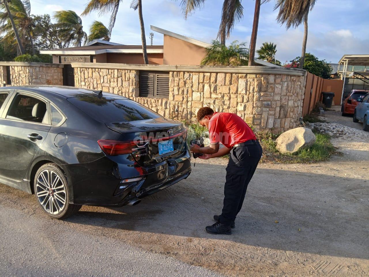 Chauffeur di miniVan no a regula su velocidad ni a mantene distancia a bay dal tras di un Kia Forte