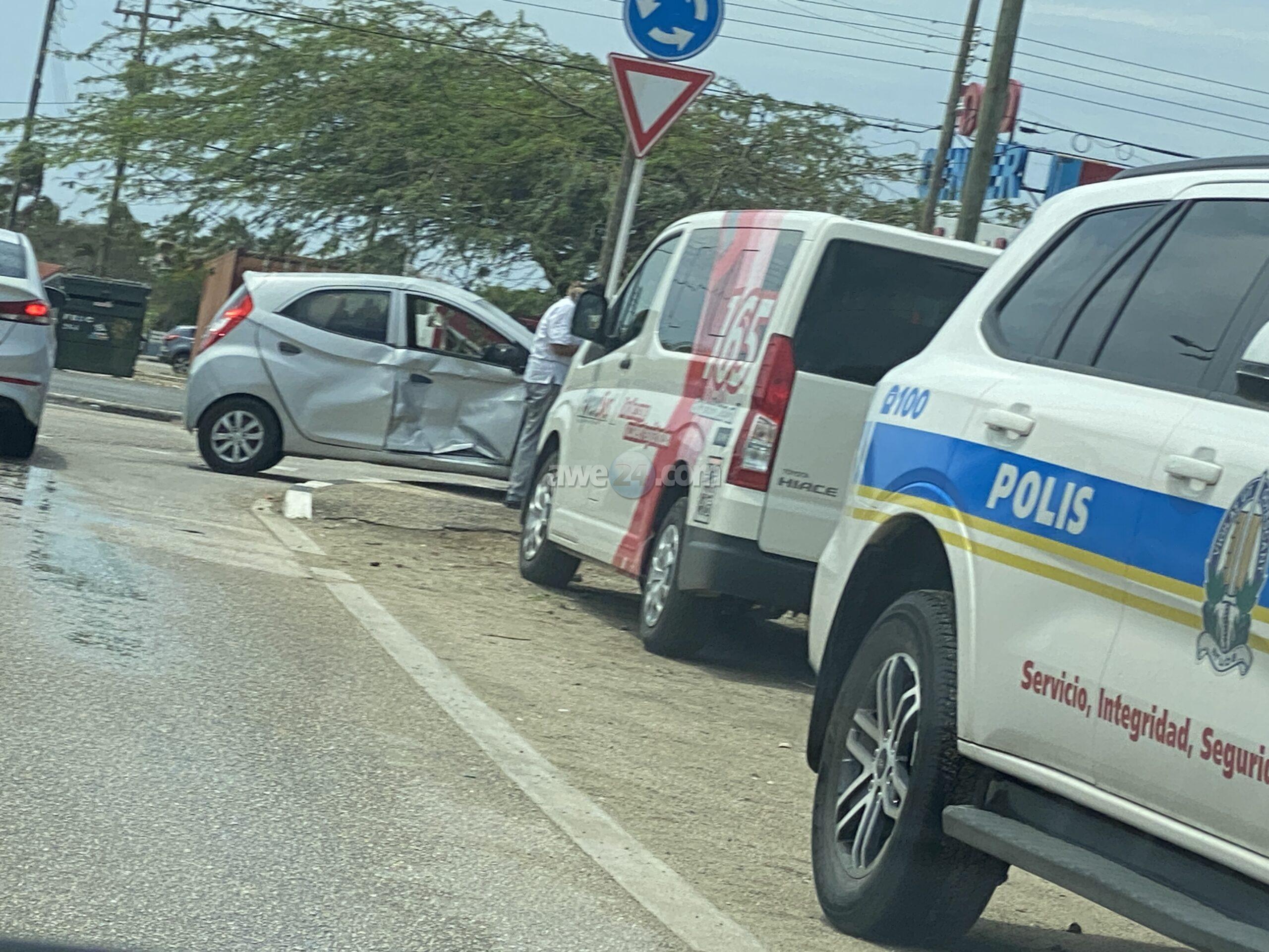 Chauffeur di pick-up no a para na tempo y a bay dal riba un Hyundai Eon na e rotonde chikito na Bubali, un persona levemente herida.