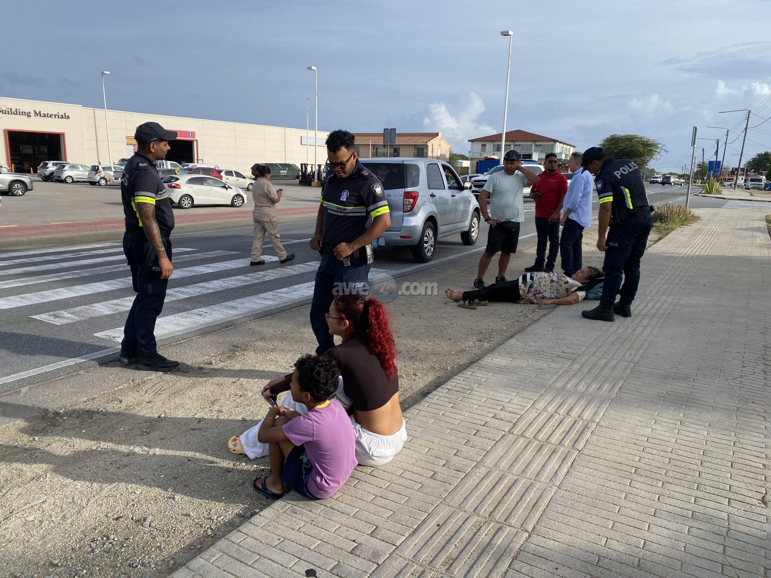 [VIDEO] Un Terios a para pa un dama crusa riba Zebrapad y un Camry a dal e di atras dama peaton a bula y herida su mes