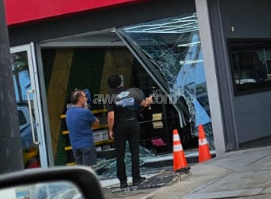 Car crashes into All To Car showroom on L.G. Smith Blvd, driver injured