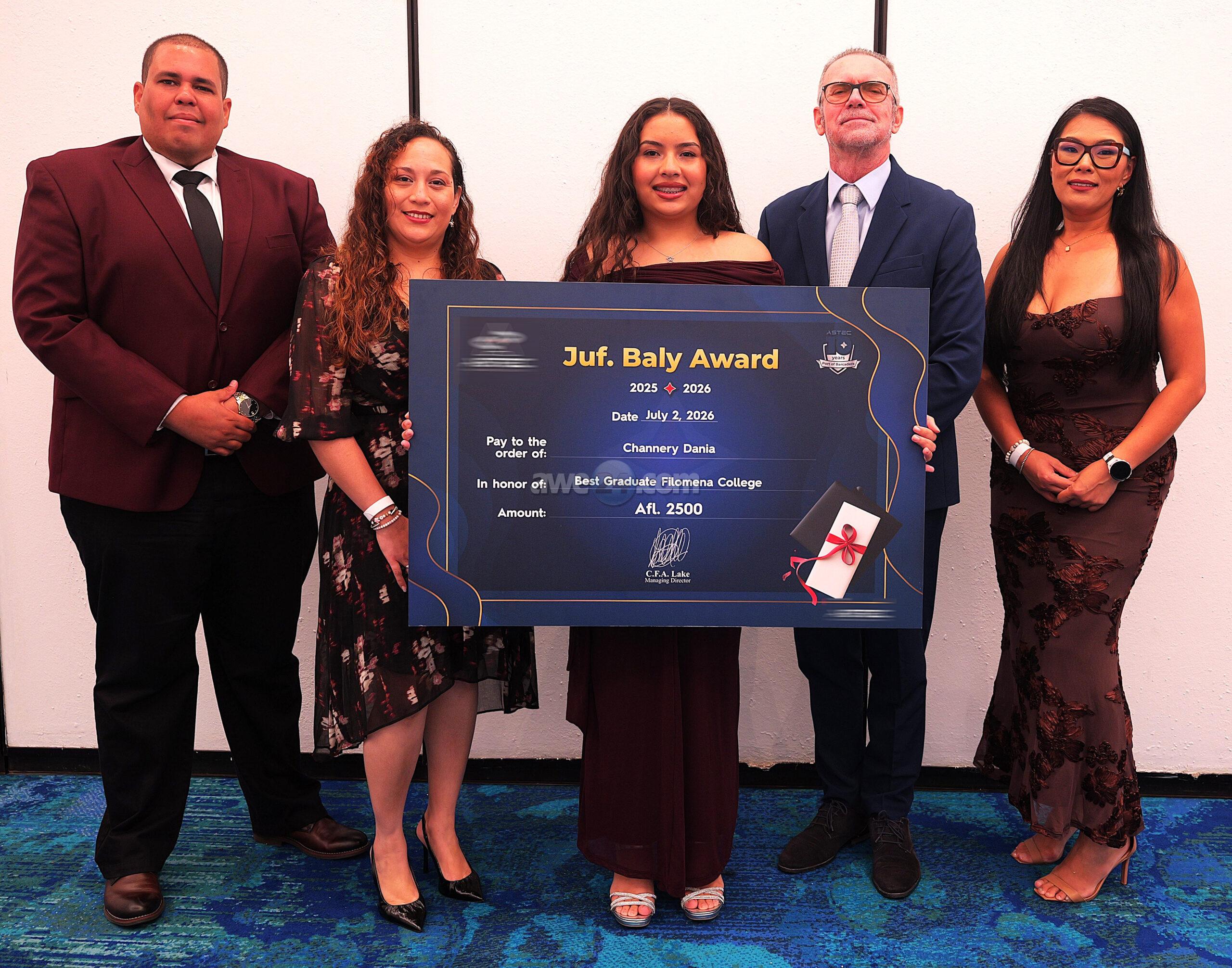 Un anochi historico na unda a obsekia e “Juf. Baly Award” pa prome biaha na e mihor graduado di Filomena College.