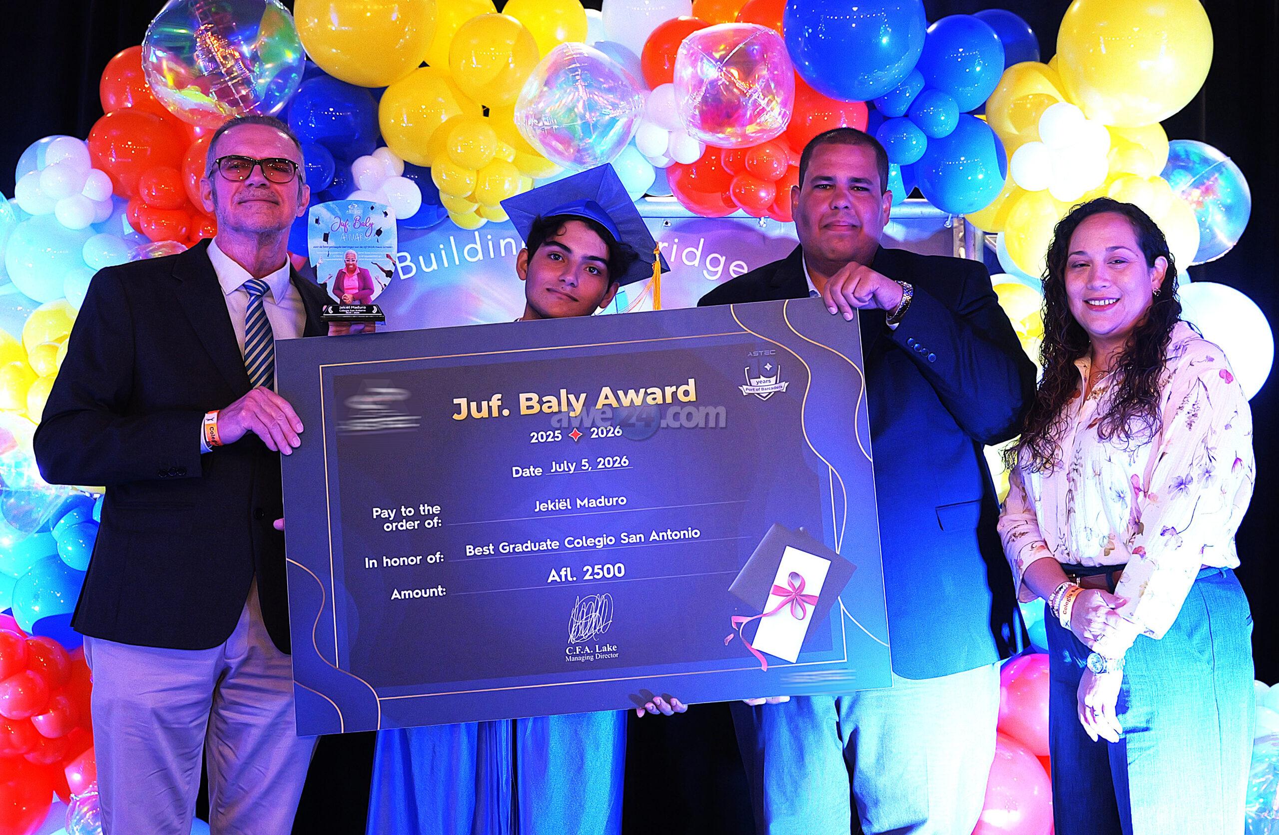 Durante un mainta emocionante den Hilton Ballroom a obsekia e “Juf. Baly Award” pa prome biaha na e mihor graduado di Colegio San Antonio – Jekiël Maduro.