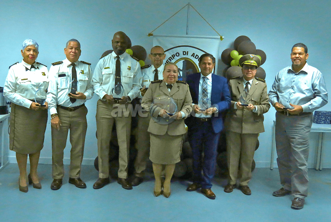 Departamento di Aduana a tene ceremonia na ocasion di cambio di insinia y entrega di regalo na hubilarionan
