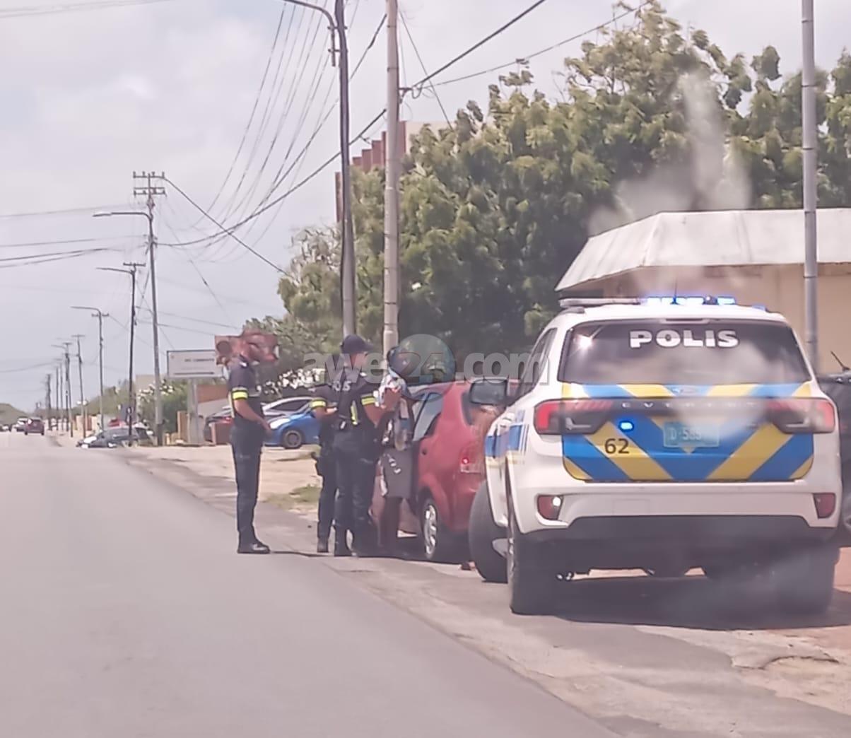 Polis a logra atrapa un indocumenta riba caminda na Dakota