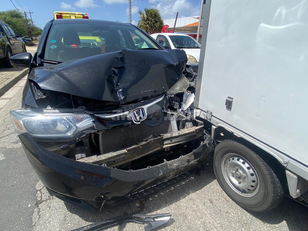 [VIDEO] Dama chauffeur di Honda Fit no a regula su velocidad ni a mantene distancia a dal tras di un Honda mini Van