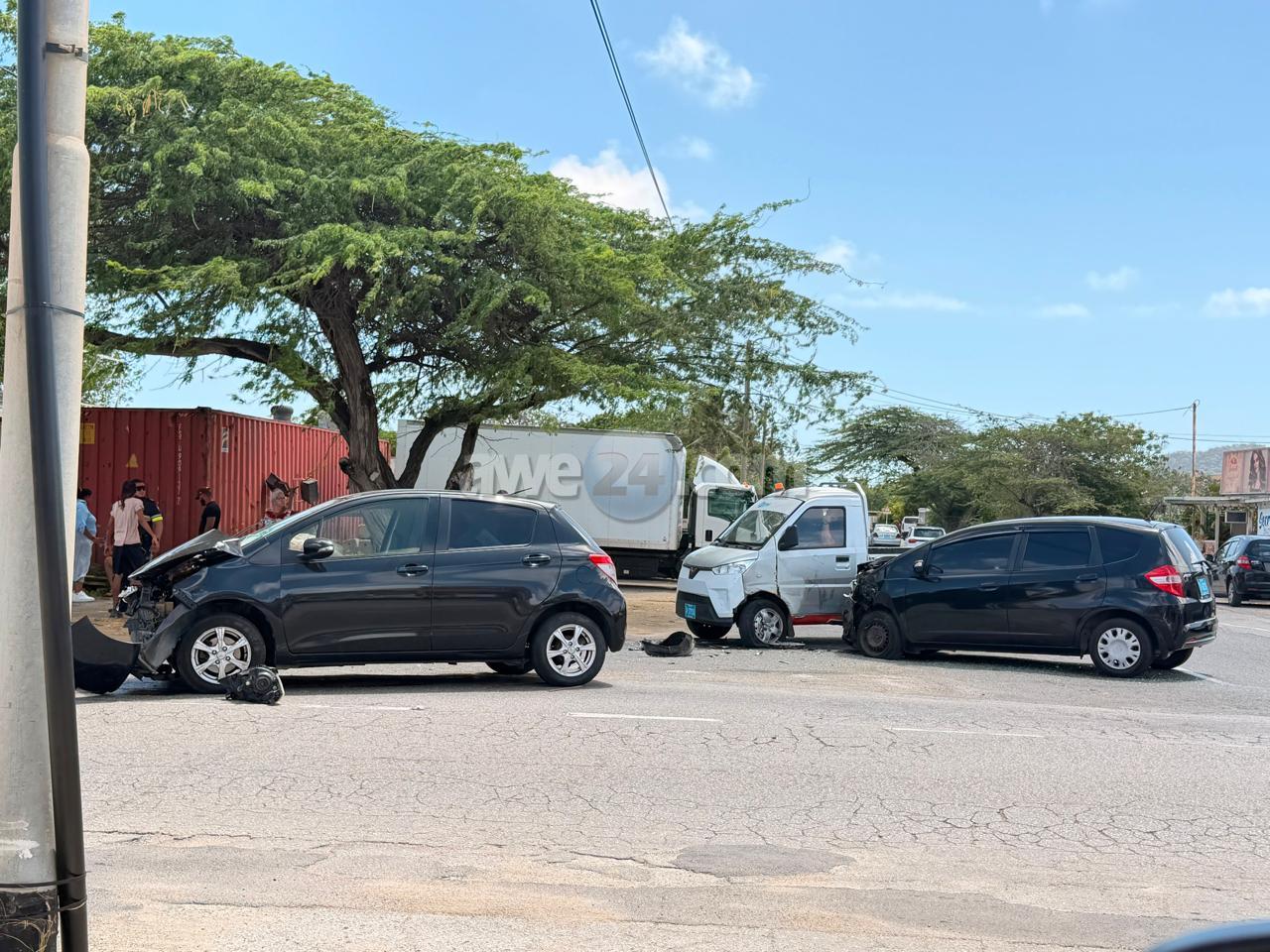 Two Injured in Traffic Accident on Avenida Milio Croes Near Voogdijraad