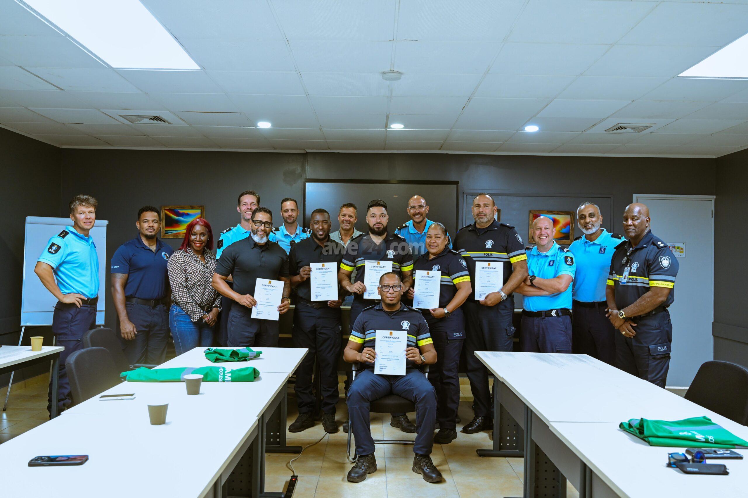 INVERTIENDO DEN NOS PERSONAL: POLISNAN DI ARUBA Y CORSOU TA TERMINA CURSO DI SEGURIDAD DI BOM CU EXITO