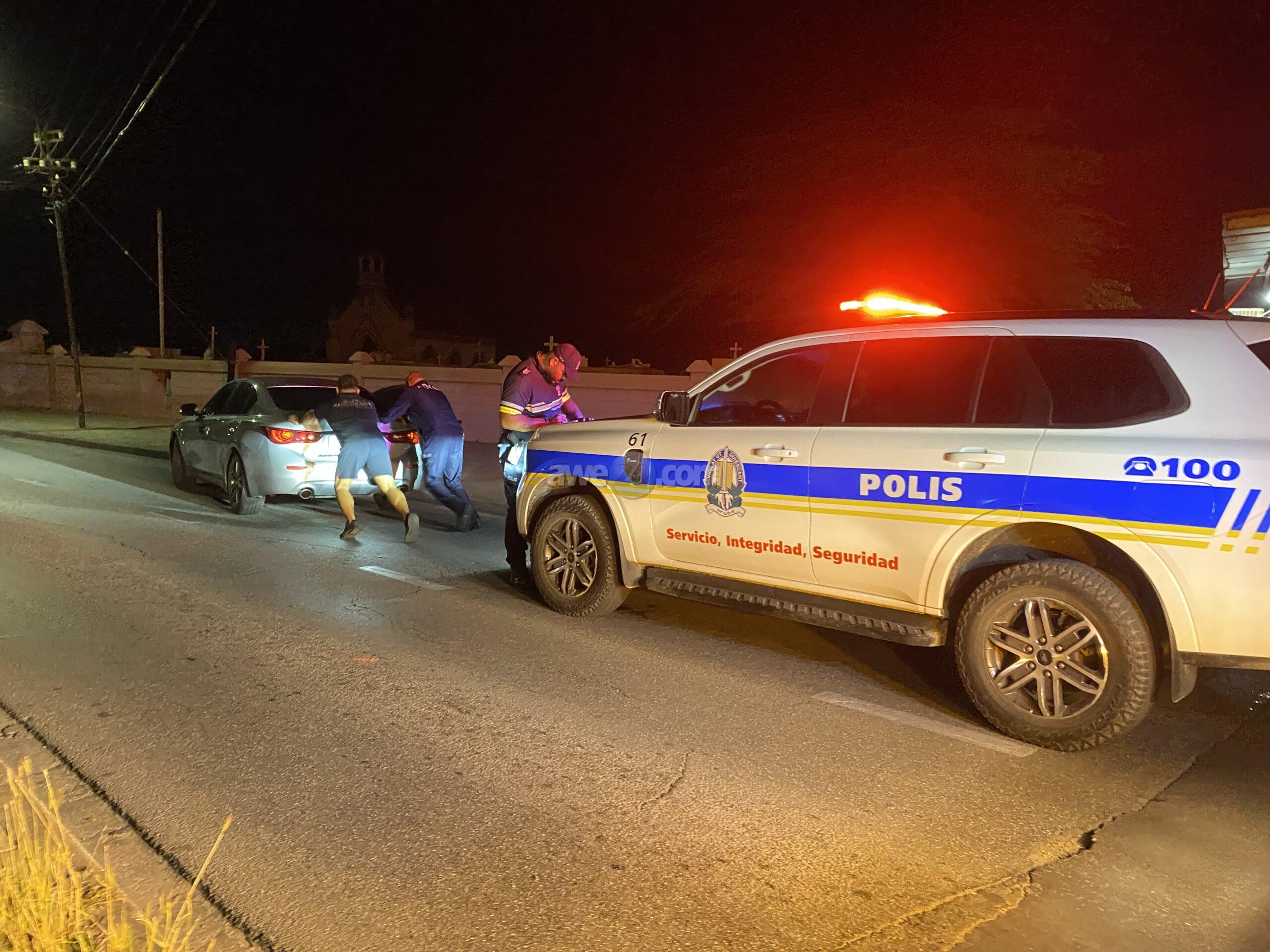 [VIDEO] Auto laga meymey di caminda dilanti Santana Catolico na Oranjestad