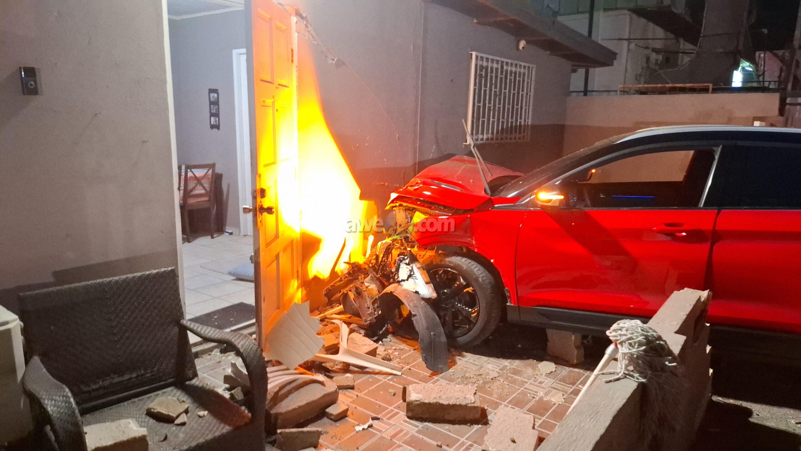Dronken vrouw rijdt door rood en botst tegen muur in Bubali