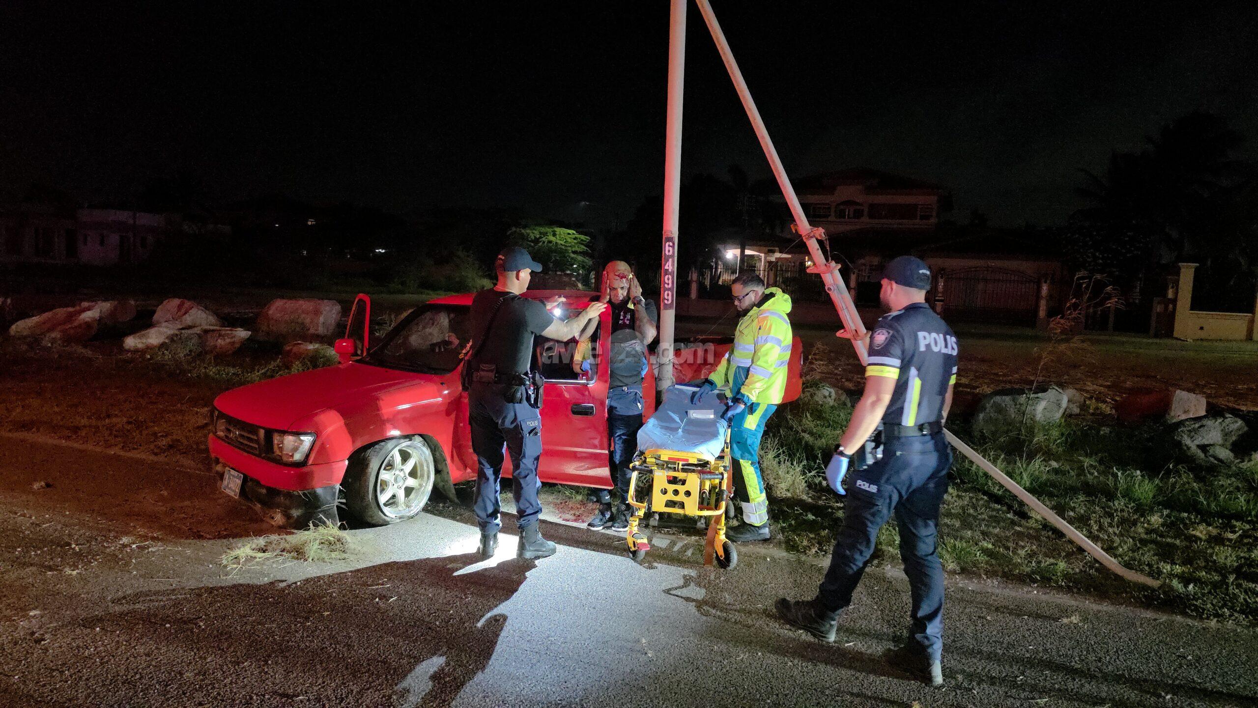 Pick-up Driver Loses Control on Wet Road, Hits Light Pole on Sasakiweg