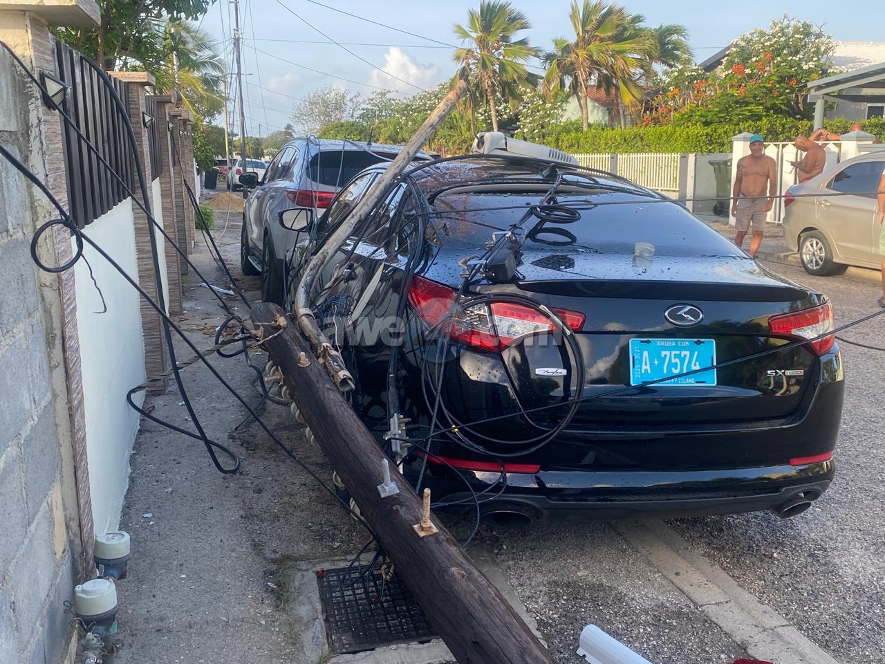 Power pole falls on two parked cars in Aruba's Tangerinastraat