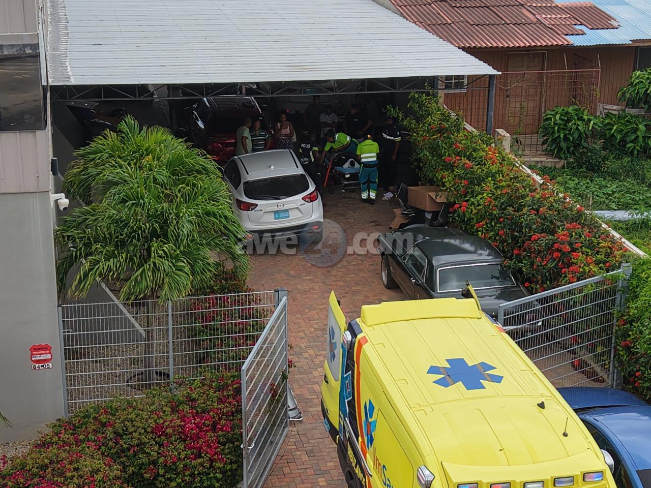 Mechanic Trapped After Car Falls on His Head at Aruba Garage