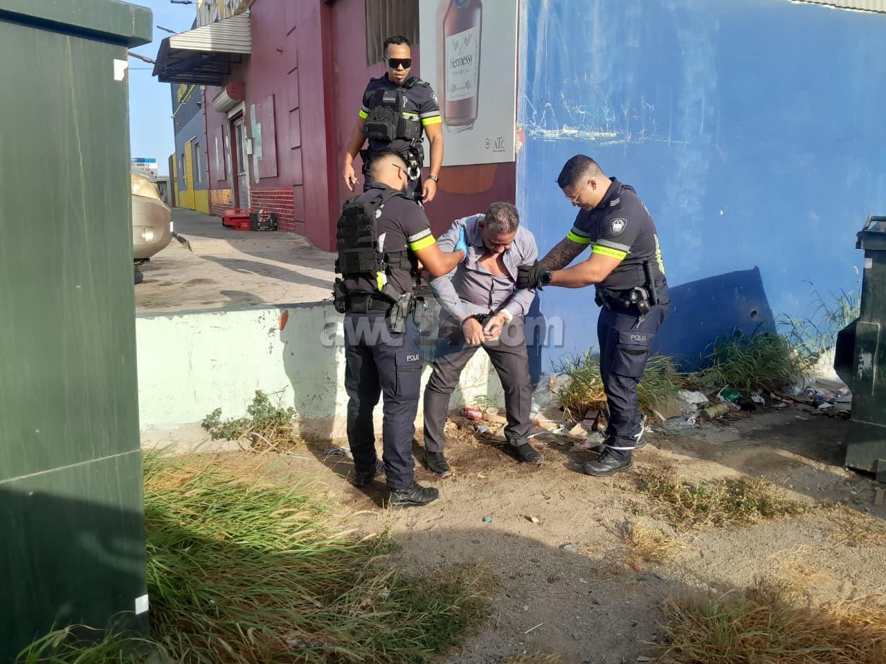 Police Arrest Drunk Man Who Fell From Supermarket Wall in Cura Cabay