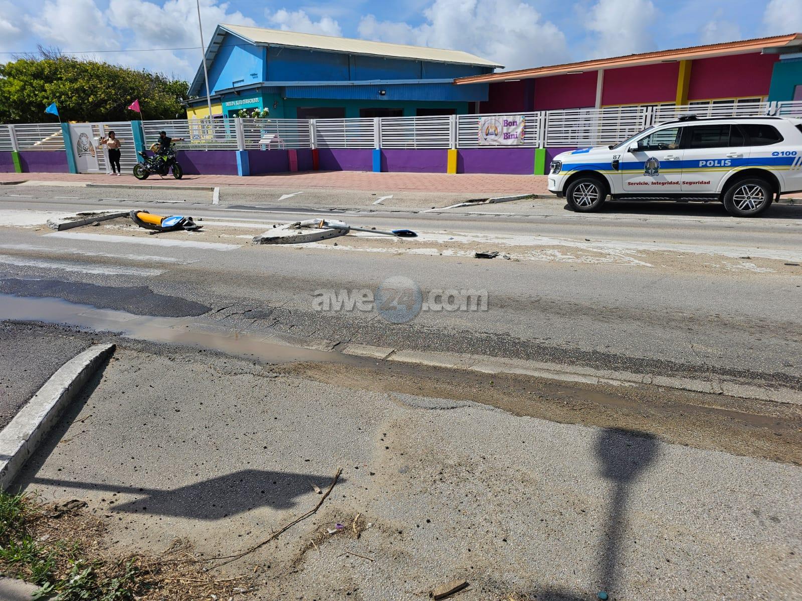 Driver Falls Ill on De La Sallestraat, Mounts Curb and Rear-Ends Vehicle