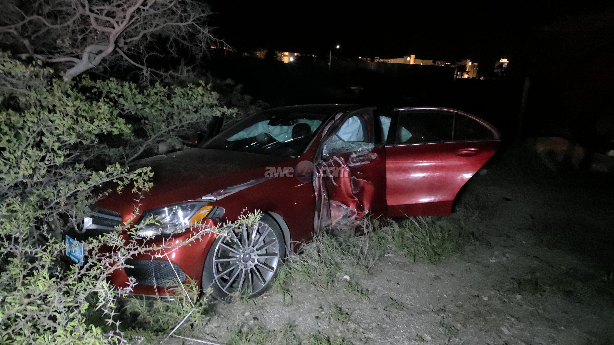 Woman Loses Control on Sasakiweg, Hits Light Pole and Ends Up in Bushes