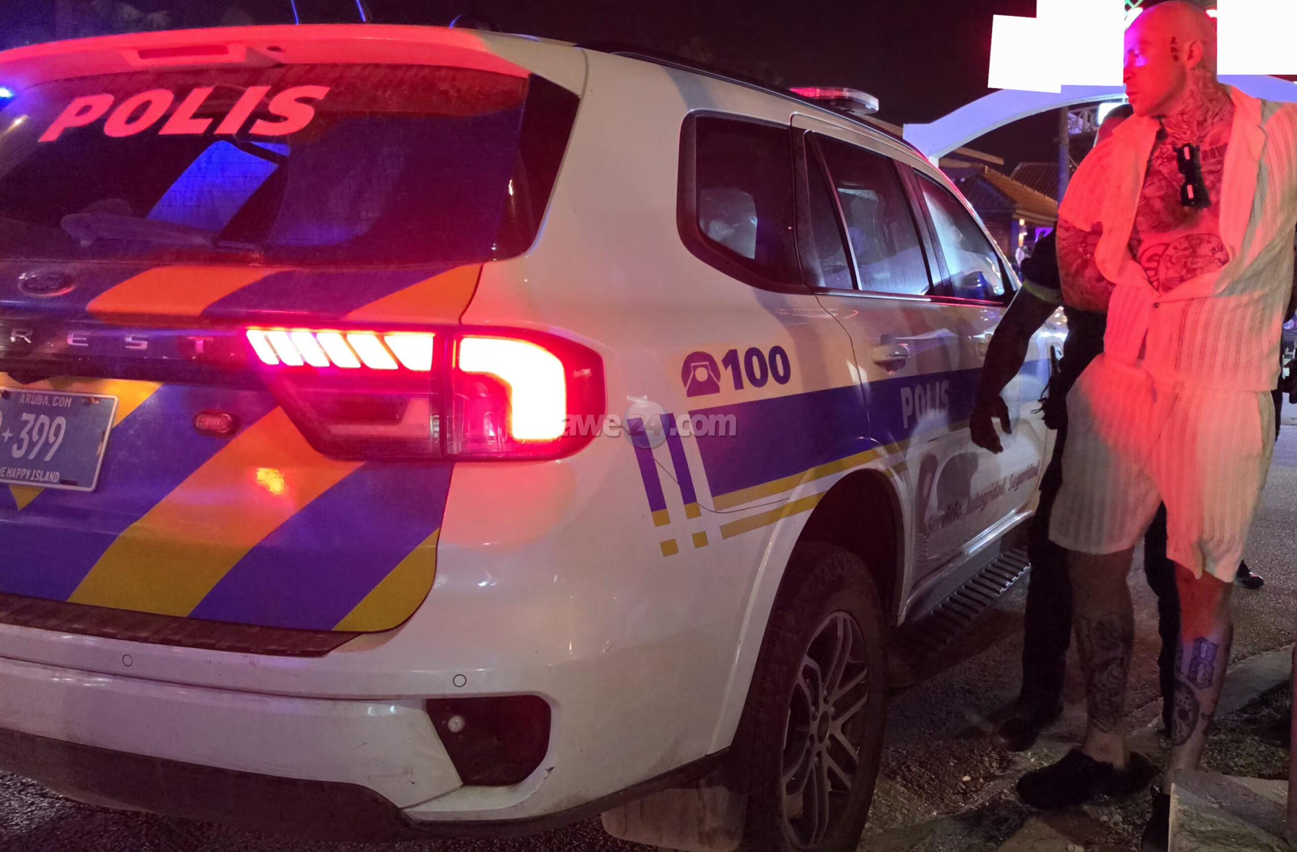 Polis a detene turista bao influencia di substancia cu a purba kita e pistol for di polis y a resisti su detencion