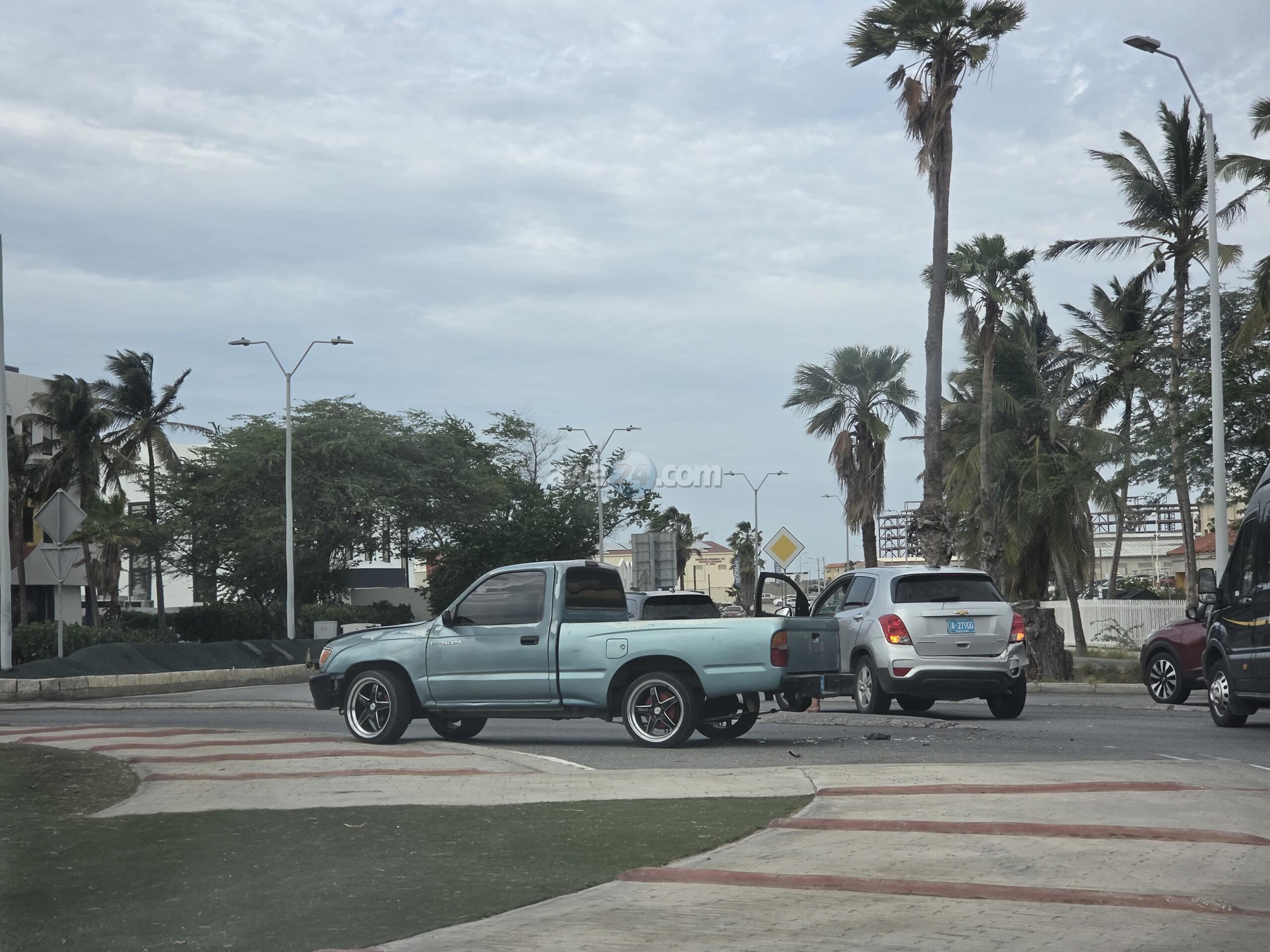 Accidente pa falta di preferencia na rotonde banda di Sun Plaza