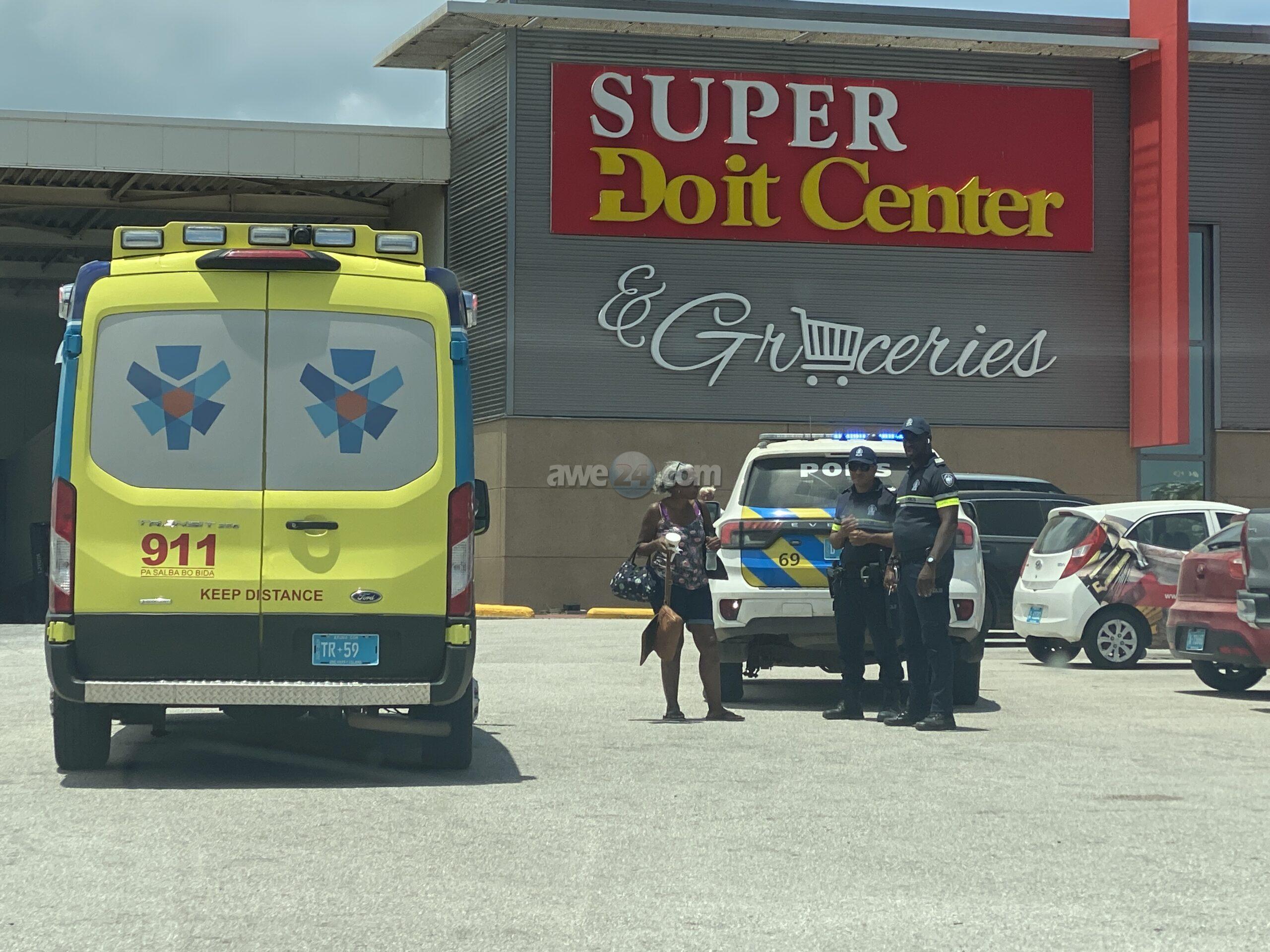 Wela a bay cu nieto di 1 aña supermercado pero ora a yega wela a cay y no por a haya yabi di auto y nieto “gelock” den auto