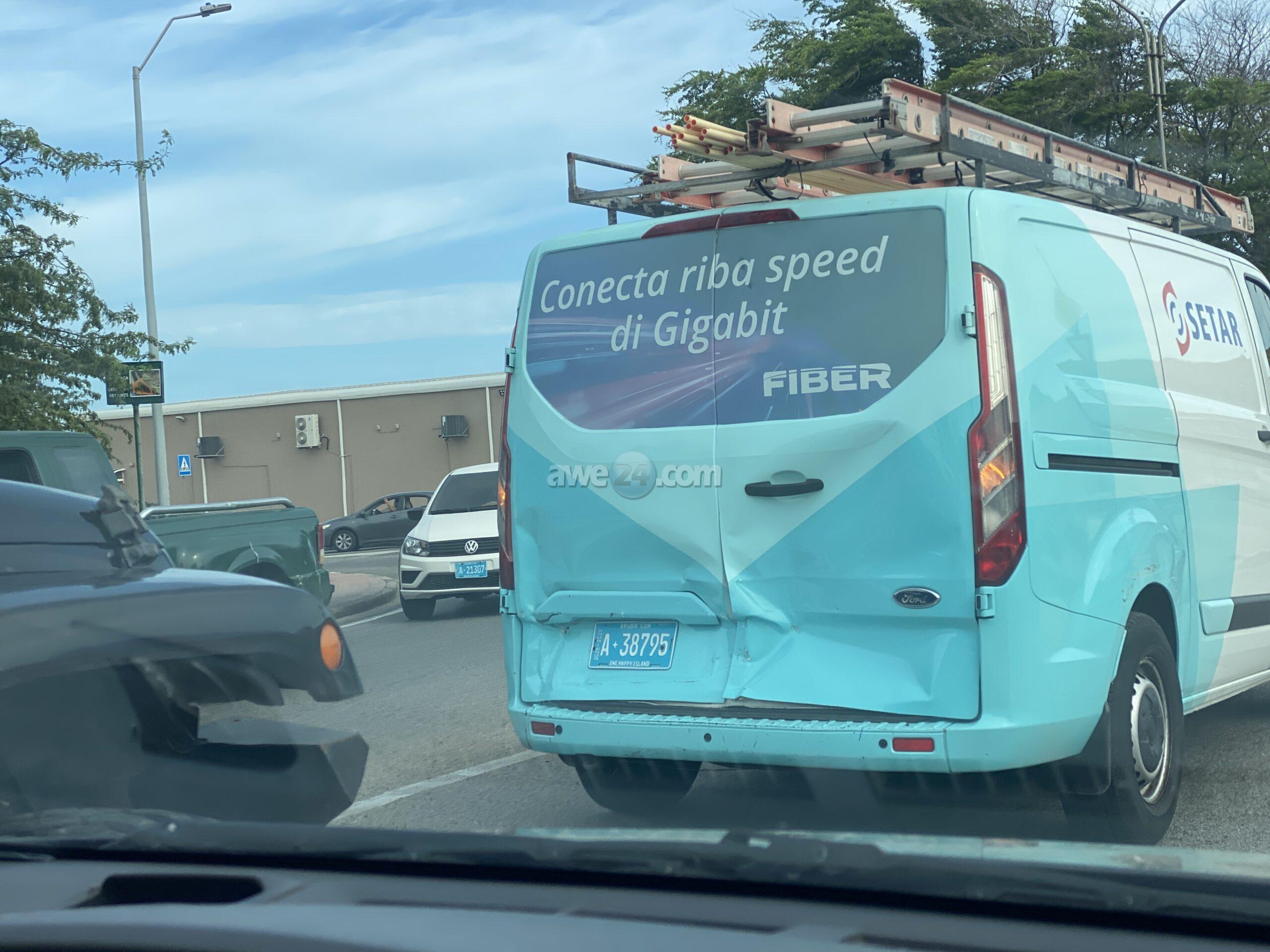 Chauffeur di Jeep no a regula su velocidad ni a mantene distancia a bay dal tras di Van di Setar