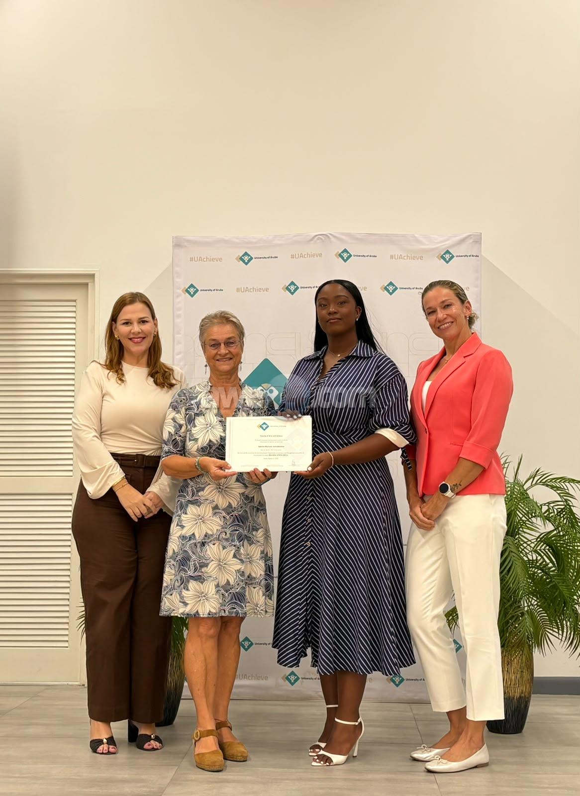 Sabrine Setrodjemino a gradua como Bachelor den Organization, Governance and Management (OGM)