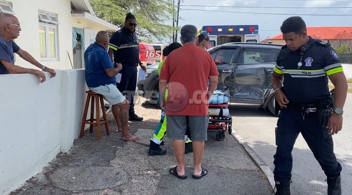 [VIDEO] Turistanan den un Jeep na Socotorolaan no a para duna preferencia un Kia riba Emmastraat
