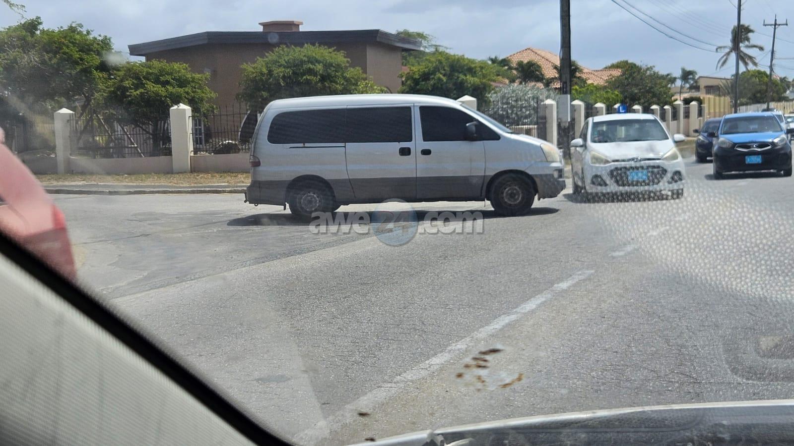 Chauffeur di un Hyundai H1 van a bay dal pa falta di preferencia riba un auto na Sero Blanco