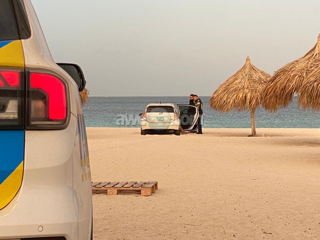 Polis a bay atende cu chauffeur cu a hera subi lama cu su auto na Eagle Beach