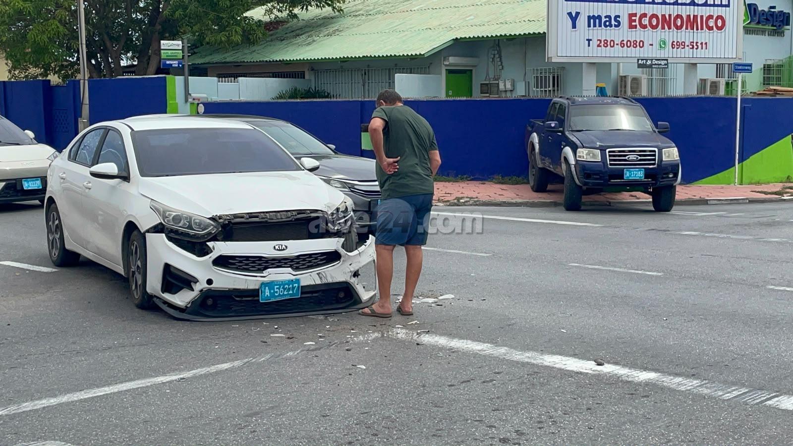 [VIDEO] Despues di a ocasiona un accidente chauffeur di pick-up a laga esaki den neutral sin handrem y e auto a bay atras dal riba muraya