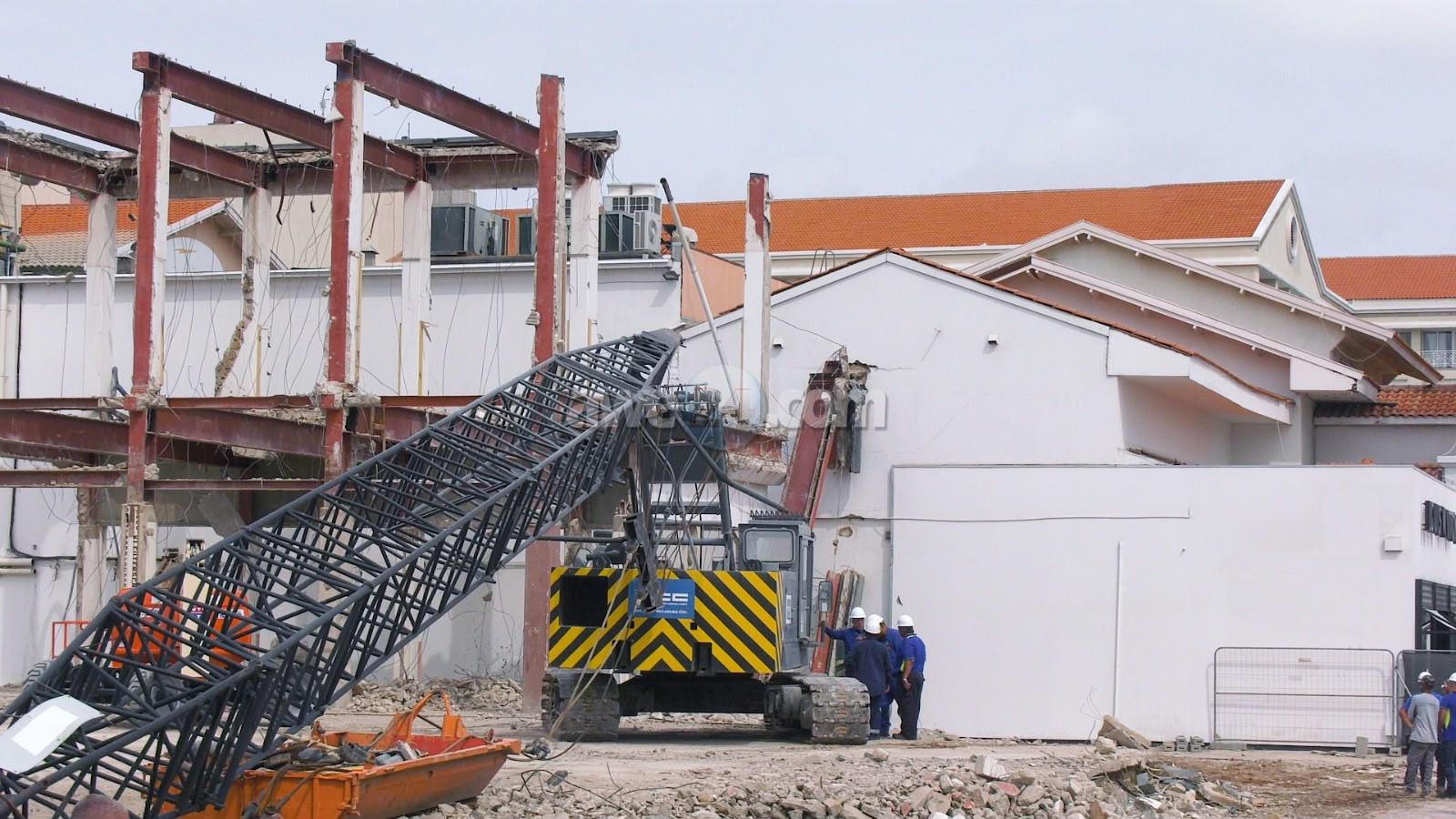 Durante trabaonan di desmantelacion “crane” a dobla te kibra cay riba edificio causa daño!