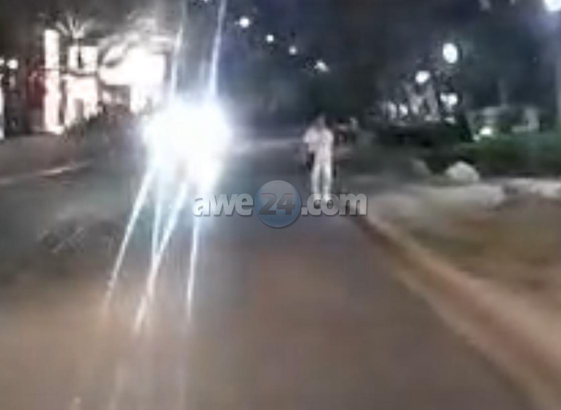 PUEBLO TA REPORTA: Peligro ora hende ta cana riba rand di caminda y den ora nan anochi