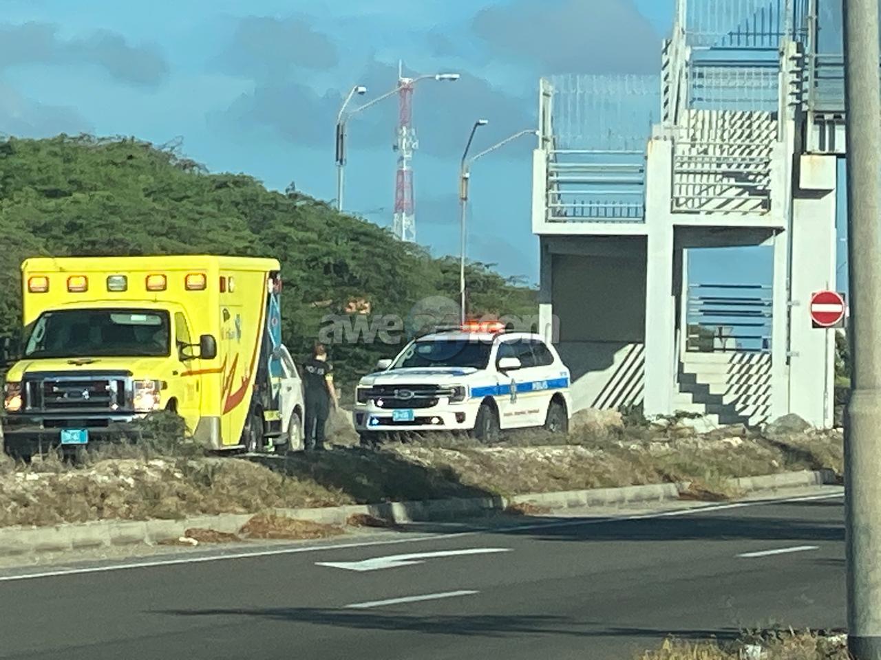 Police assist female driver who fell ill behind the wheel in Aruba