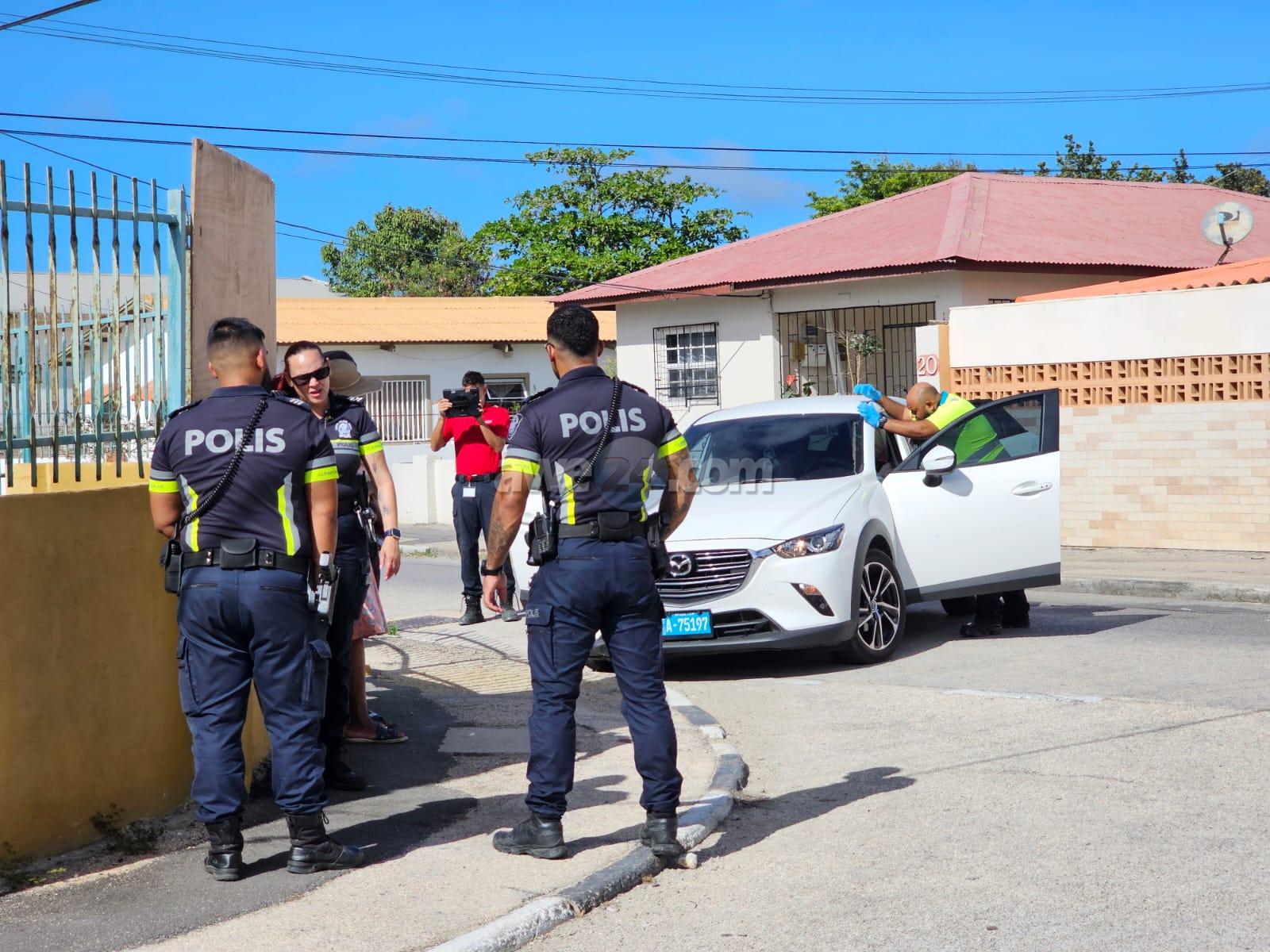 Driver flees accident at Aruba intersection, loses bumper during escape