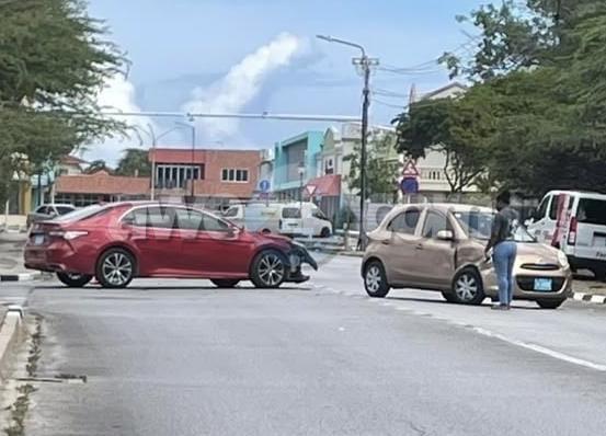 Accidente pa falta di preferencia na Adriaan Lacle blvd. cu crusada ...