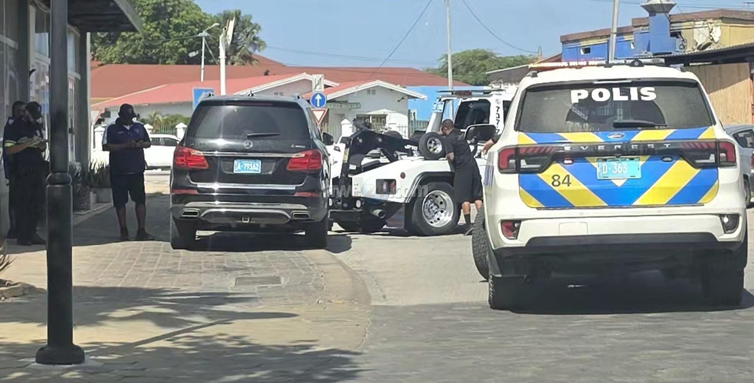 Stacionamento di auto den centro di Oranjestad ta un “Chaos” autonan ta busca unda cu ta pa para nan auto y polis ta laga tow esakinan pa Aruparking!