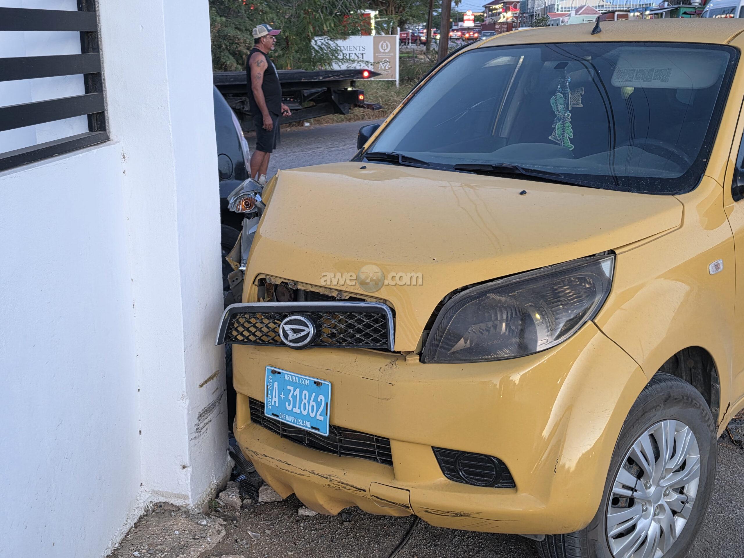 Multi-vehicle crash causes significant property damage near Citgo in Tanki Leendert