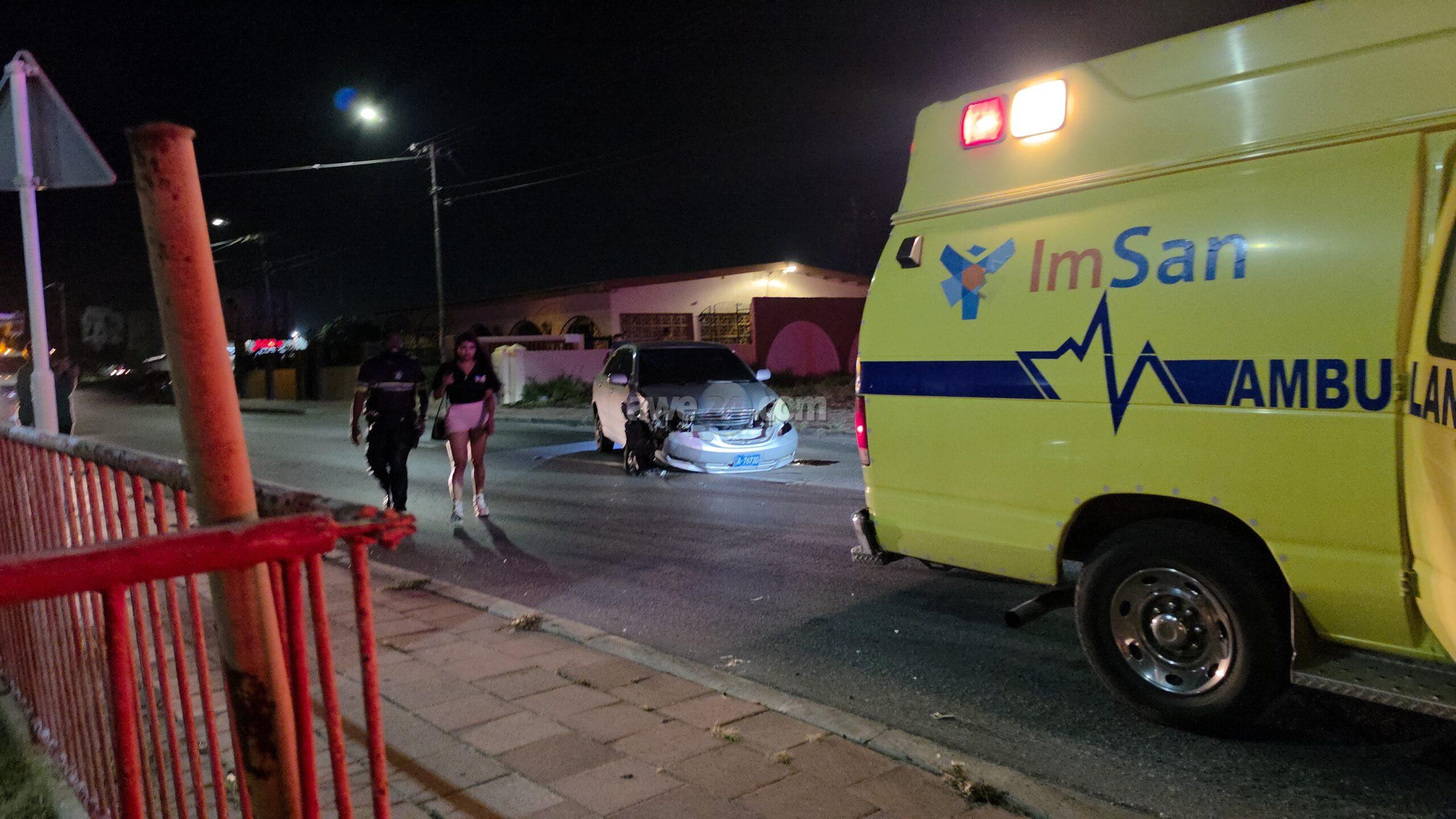 [VIDEO] Dama di bishita na Aruba a dal palo di lus cu fia auto di un amigo cu actualmente ta den exterior