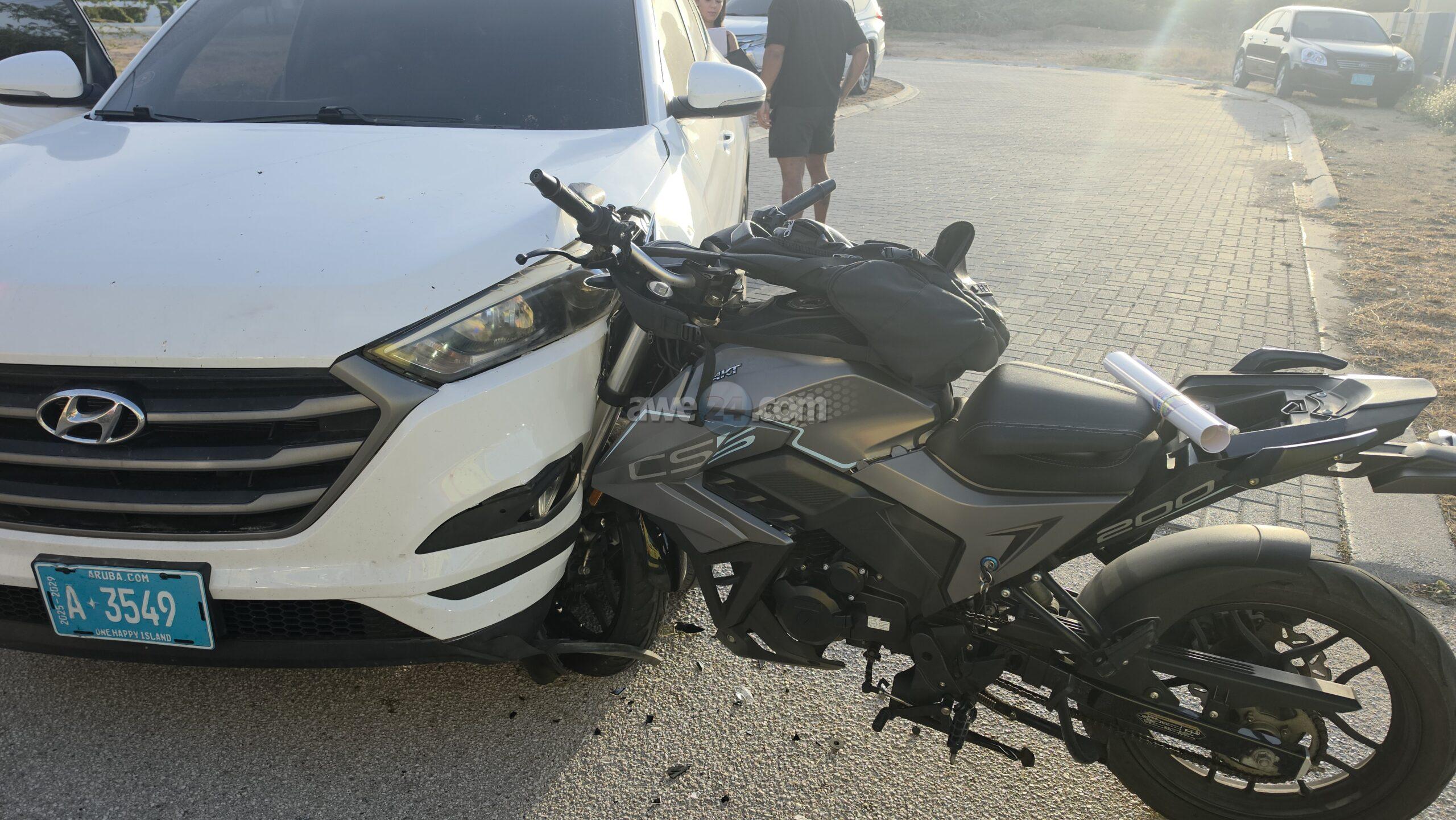 Car Pulls Out in Front of Moped, Causing Injury Crash in Savaneta