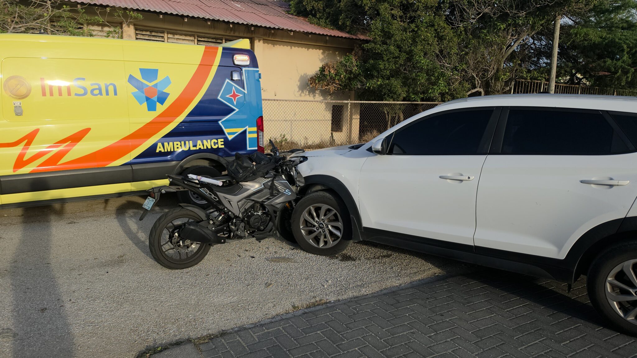 [VIDEO] Auto a sali dilanti brommer y nan a accidenta na Savaneta ...