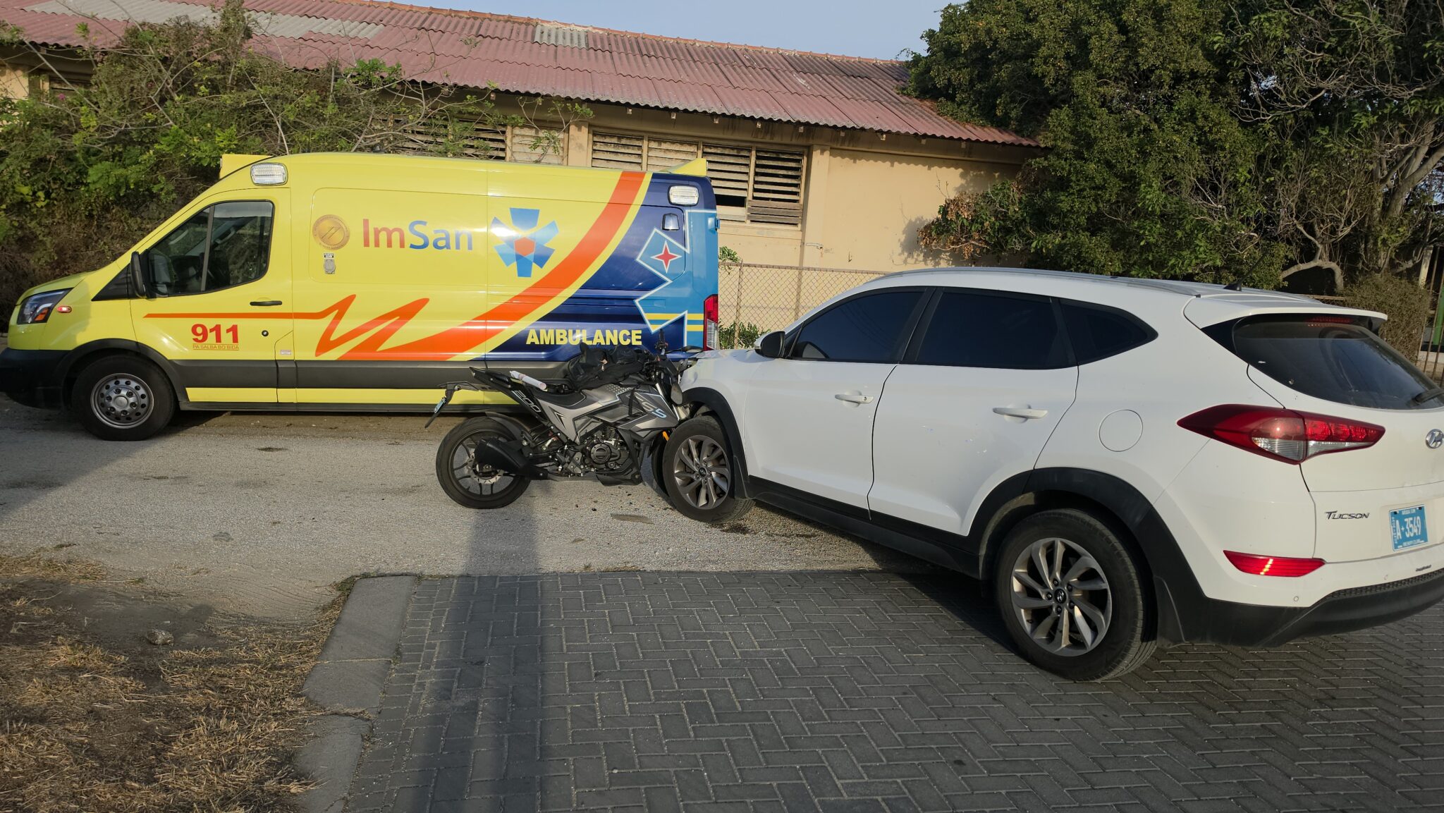 [VIDEO] Auto a sali dilanti brommer y nan a accidenta na Savaneta ...